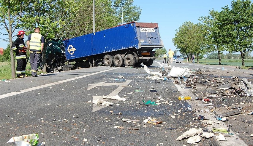 Kmiecin: Groźny wypadek dwóch tirów na krajowej trasie nr 7. Dwie osoby są ranne