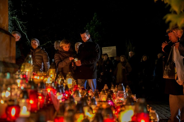 Jak co roku, nad bezpieczeństwem mieszkańców Opolszczyzny jadących na groby bliskich, czuwać będą policjanci. Spotkamy ich na głównych trasach wyjazdowych z miast i dojazdowych do cmentarzy. Funkcjonariusze zadbają między innymi o to, by ruch w okolicach nekropolii odbywał się płynnie. Wskażą również miejsce, gdzie będzie można zaparkować samochód.