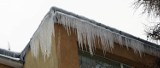 Apel strażaków: Zima odpuściła, ale śnieg może wkrótce spaść i trzeba będzie sprzątnąć go z dachu