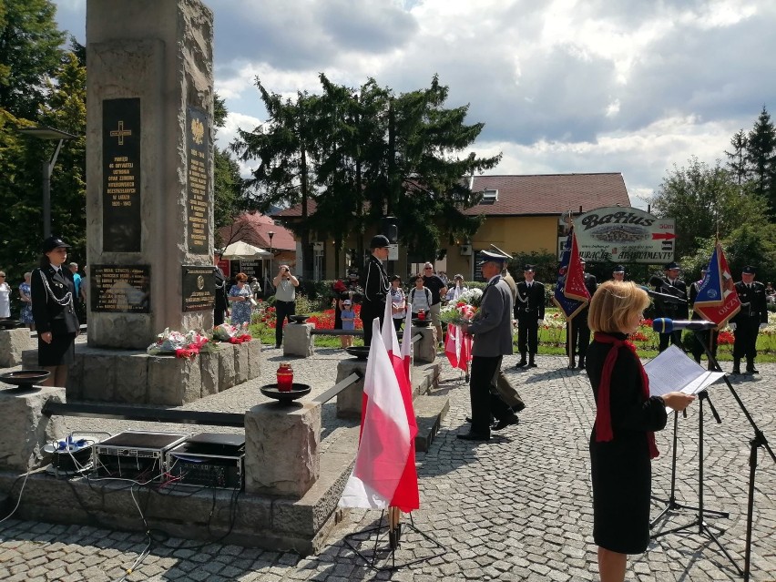 Święto Wojska Polskiego w Ustroniu: uroczysty przemarsz pod pomnik i złożenie kwiatów (ZDJĘCIA)