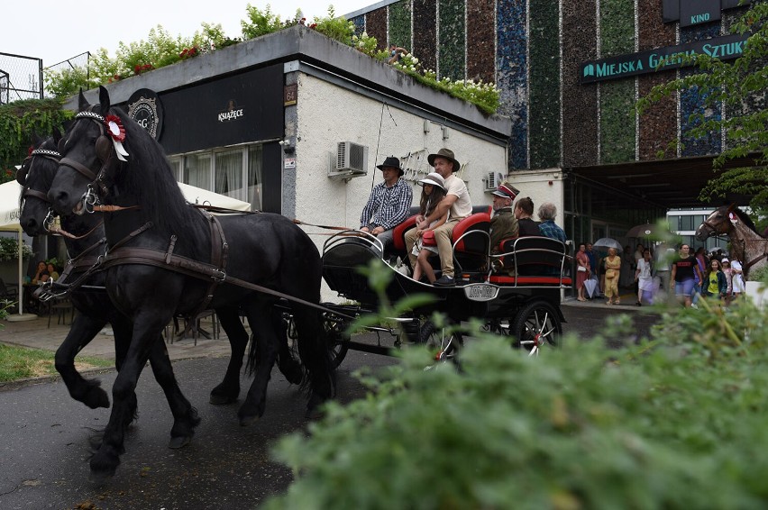 Wystawa w Miejskiej Galerii Sztuki zainaugurowana paradą...