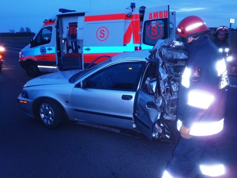 Braniewo. Ciężarówka uderzyła w tył volvo