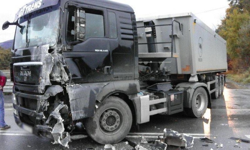 Autobus staranowany przez ciężarówkę. Pięć osób w szpitalach [ZDJĘCIA]