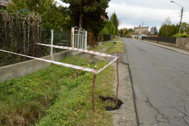 Zapadlisko przy ul. Jana Pawła II w Trzebini. Winna awaria sieci wodociągowej