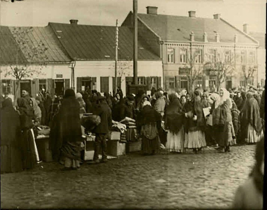 Lata 1915-1916 , Targ na rynku w Opatowie.