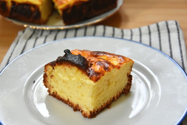 Domowe ciasto drożdżowe z serem to wypiek, który łączy w sobie smak drożdżówki i sernika w stylu baskijskim. Poznaj przepis na domowy wypiek.