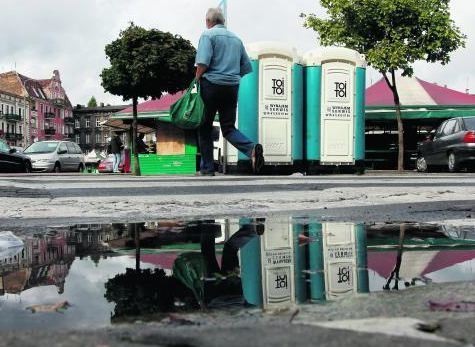 Dwie przenośne toalety muszą na razie wystarczyć handlowcom i klientom rynku