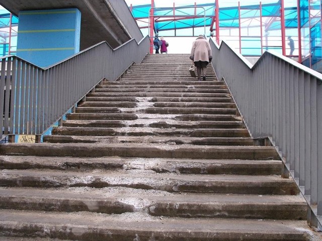 Pasażerowie zmierzając z tramwaju do centrum Plaza, mogą złamać nogę. Stopnie na stacji PST są w opłakanym stanie