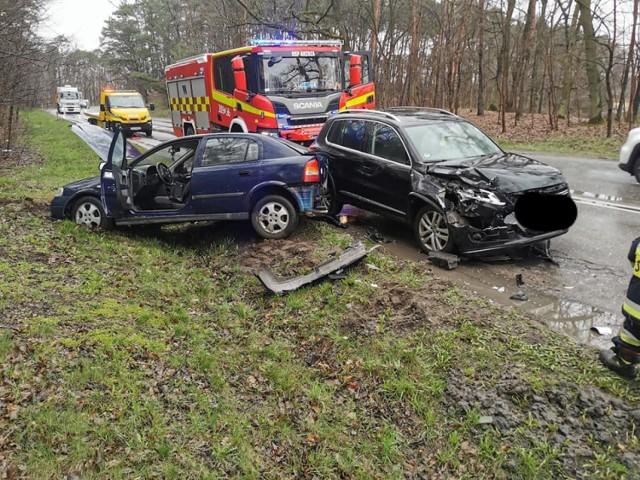 W wypadku w Kobylarni koło Bydgoszczy zderzyły się dwa samochody osobowe. Jedna osoba trafiła do szpitala