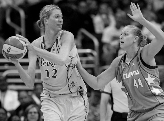 Małgorzata Dydek

(ur. 28 kwietnia 1974 w Warszawie, zm. 27 maja 2011 w Brisbane) &#8211; polska koszykarka, grająca w lidze polskiej i amerykańskiej (WNBA).

Była najwyższą (213&#8211;218 cm) zawodniczką w historii WNBA, w której była znana jako &#8222;Margo&#8221;. Należy do niej rekord WNBA w liczbie bloków (877 w 323 meczach), przez dziesięć sezonów (1998&#8211;2003 i 2005&#8211;2007) była najskuteczniejszą blokującą. Karierę sportową zakończyła w 2008.

Grę w koszykówkę rozpoczynała w Huraganie Wołomin. Od 1992 była zawodniczką Olimpii Poznań, z którą zdobyła dwukrotnie mistrzostwo Polski (1993, 1994) oraz trzecie miejsce w finale Pucharu Europy w 1994. Zagrała również z tą drużyną w finale Pucharu Ronchetti w 1993. W latach 1994-1996 grała we francuskim Valenciennes-Orchies, z którym zdobyła wicemistrzostwo Francji a następnie występowała w zespole Pool Getafe Madryt (1996-1998), z którym grała w finale Pucharu Europy (1998) oraz dwukrotnie mistrzostwo Hiszpanii (1997 i 1998). W 1998 wróciła do Polski, do 2005 grała w klubie Lotos Gdynia (występującym pod różnymi nazwami - kolejno Polpharma VBW Clima, Lotos VBW Clima, Lotos Gdynia). Siedmiokrotnie zdobywała z gdyńskim klubem mistrzostwo Polski (1999-2005), grała z nim także dwukrotnie w finale Pucharu Europy (2002, 2004) W sezonie 2005/2006 opuściła Gdynię i przeniosła się do UMMC Jekaterynburg (Rosja), a następnie do Ros Casares Walencja (Hiszpania), z którym w sezonie 2006/2007 została wicemistrzynią Euroligi oraz wicemistrzynią Hiszpanii. W plebiscycie &#8222;La Gazzetta dello Sport&#8221; (1999) uznana za najlepszą zawodniczkę Europy.

Od 1998 do 2008 grała w zawodowej lidze WNBA, debiutując w zespole Utah Starzz. Jej największym sukcesem była gra w finale ligi w 2005 z Connecticut Sun.
W ciągu 11 sezonów zdobyła 3220 punktów (średnio 10.0 na mecz). Jest liderem wszech czasów WNBA w liczbie bloków (877) i średniej bloków na mecz (2.72) oraz współrekordzistką ligi.

Źródło: wikipedia.org