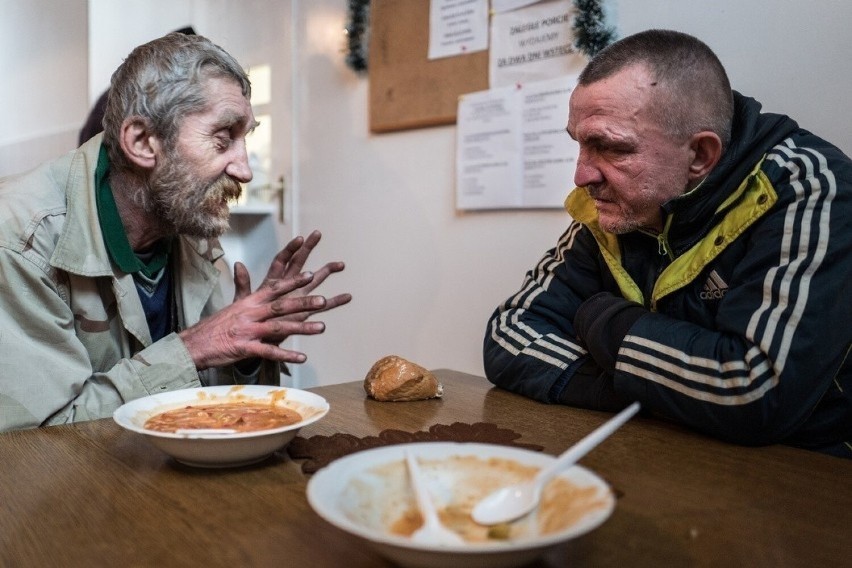  Zima to trudny czas dla osób bezdomnych. Gdzie w Zawierciu, powiecie i województwie mogą oni uzyskać wsparcie?