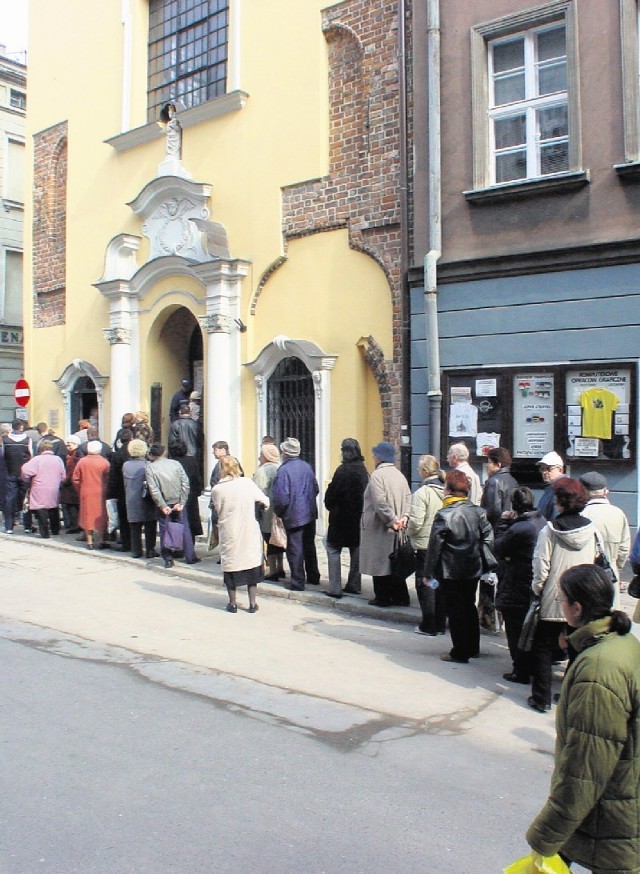 W Wielką Sobotę ze źródełka z kościoła przy ul. Żydowskiej można wziąć do domu ,,cudowną" wodę.