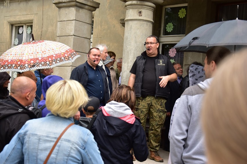 Od lewej Michał Werkowski i Karol Soberski z grupą...