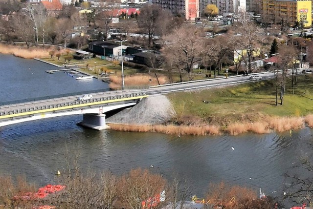 Pod widocznym na zdjęciu mostem jeszcze w br. powstanie ciąg pieszo-rowerowy, którego budowę w ramach modernizacji drogi krajowej nr 62 biegnącej przez Kruszwicę zleci Generalna Dyrekcja Dróg Krajowych i Autostrad. W ramach inwestycji wybudowane zostaną także dwa ronda, które poprawią płynność ruchu pojazdów przejeżdżających przez miasto nad Gopłem