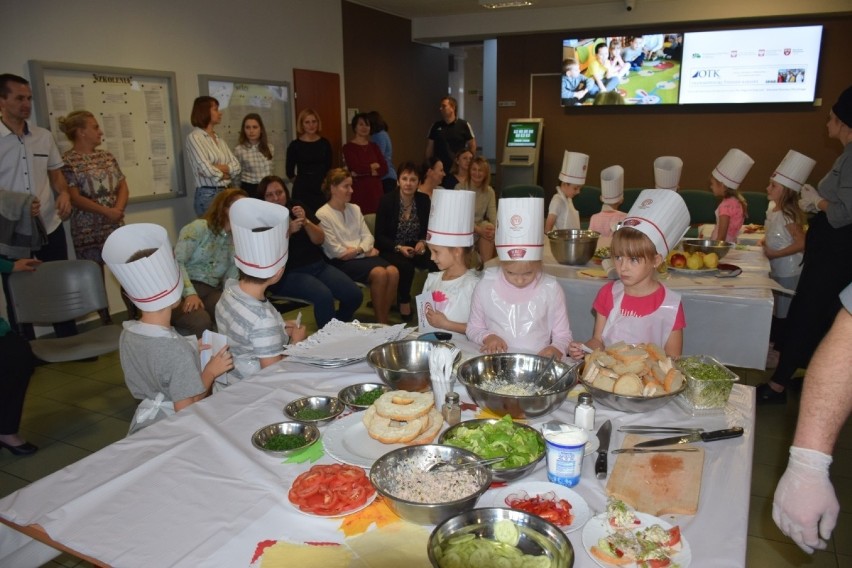 Przedszkolaki z Olkusza pod okiem kucharza przyrządziły pyszności