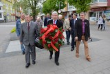 W Święto Pracy działacze SLD i mieszkańcy Lęborka złożyli kwiaty na pomniku Pocztowców Gdańskich
