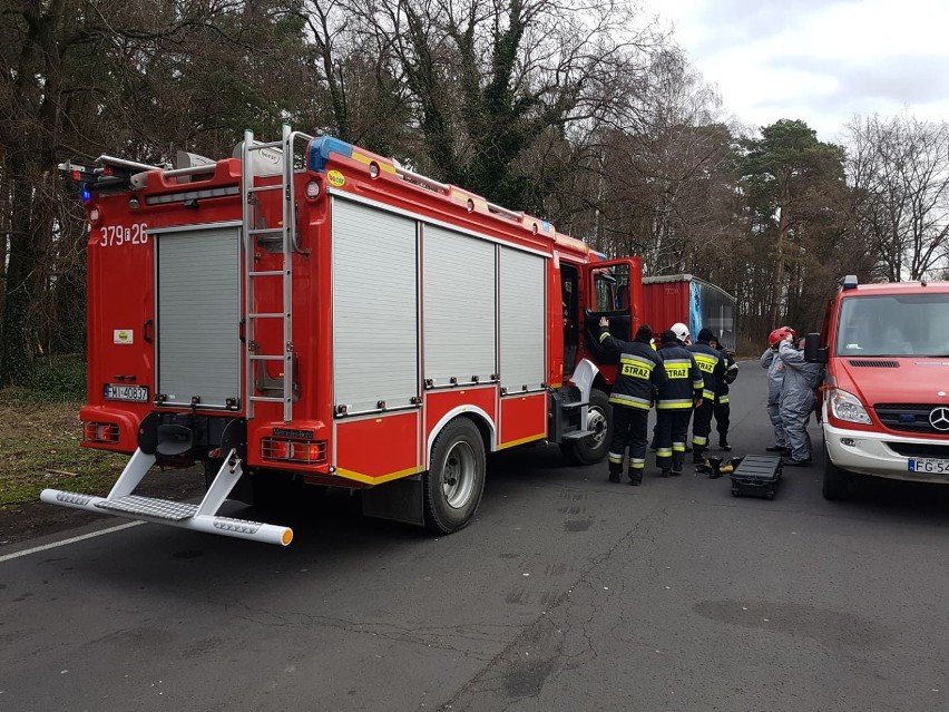 Chemicy pobrali próbki, które zostały zbadane w mobilnym...