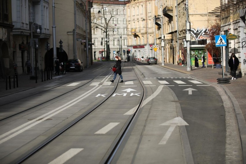 Kraków. Trwają ostatnie prace związane z nowym oznakowaniem ulicy Krakowskiej. Niedługo wrócą na nią samochody [ZDJĘCIA]