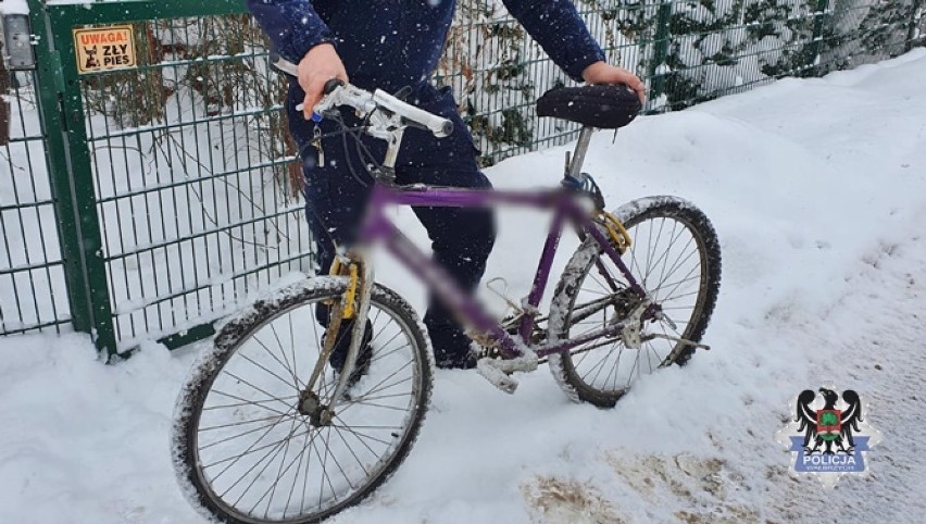 Mieszkaniec Boguszowa-Gorc przedzierał się na rowerze zaśnieżoną ulicą (aż spotkał policjantów)