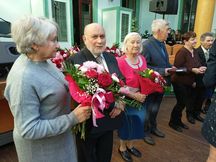 Złote gody w Skarżysku-Kamiennej. Medale dla 30 par małżeńskich i pięknie świętowanie  