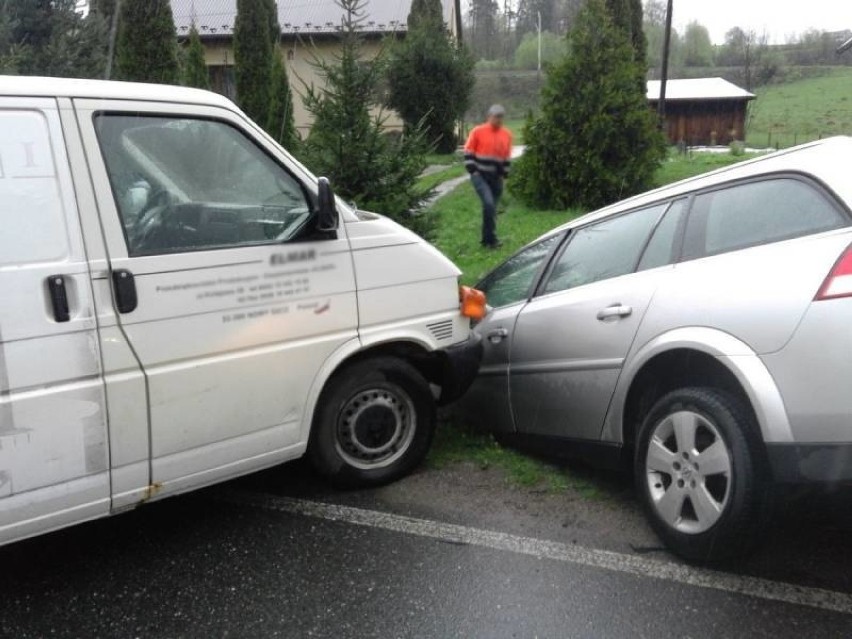 Wracając od wypadku w Cieniawie, trafili na ciężarówkę w rowie