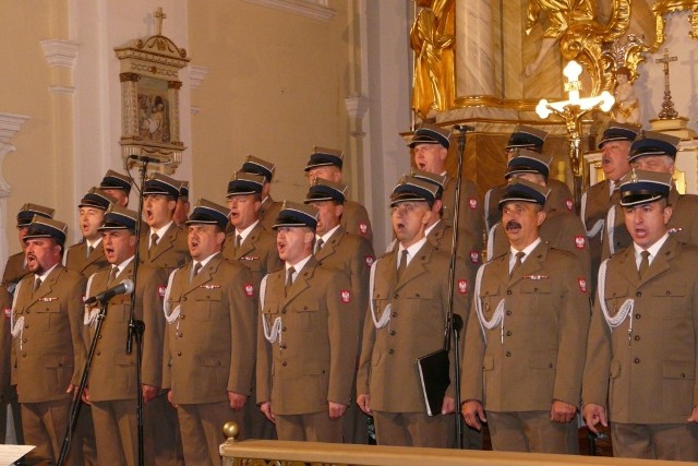 Koncert pieśni patriotycznych chóru Reprezentacyjnego Zespołu Artystycznego Wojska Polskiego w Regnowie