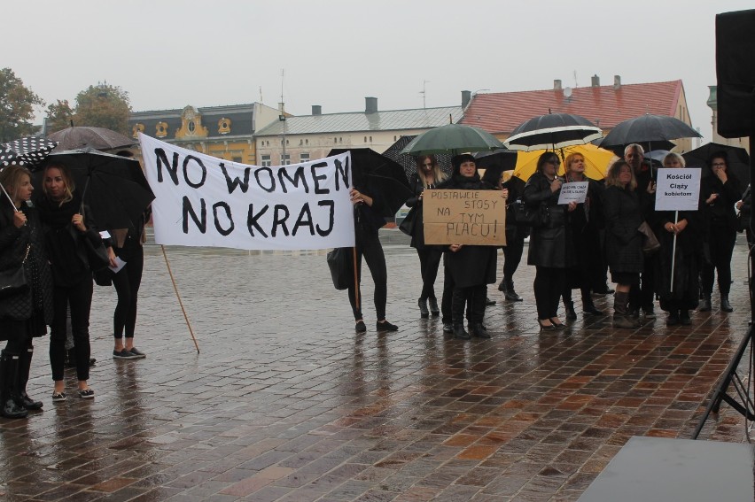 Czarny protest w Tomaszowie Maz.: Na pl.Kościuszki przeciwko kontrowersyjnej ustawie [ZDJĘCIA]