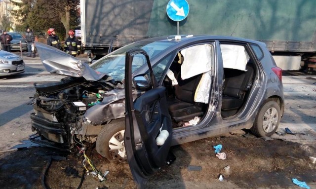 Wypadek w Opatówku. Do zderzenia dwóch aut doszło w piątek, 10 lutego, przed godz. 11 na ulicy Kaliskiej. Ranna została kobieta, którą przewieziono do szpitala w Kaliszu.

WIĘCEJ: Zderzenie ciężarówki z osobówką