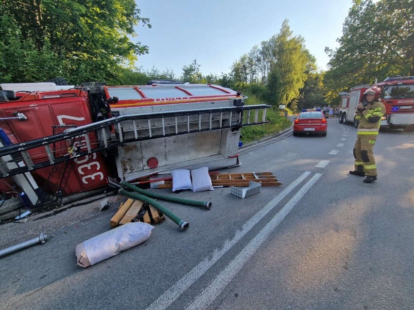 Kolbudy. Wypadek na ul. Dworcowej, pojazd OSP się przewrócił. Trzech strażaków przebywa w szpitalu. 26.06.2022 r.
