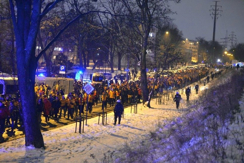 Blisko 900 kibiców Jagiellonii przyjechało na mecz Widzewa...