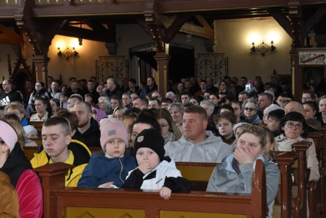 Święcenie pokarmów w parafii Stara Kiszewa. Kościół św. Marcina był wypełniony po brzegi. Mieszkańcy przybyli do świątyni ze święconką.