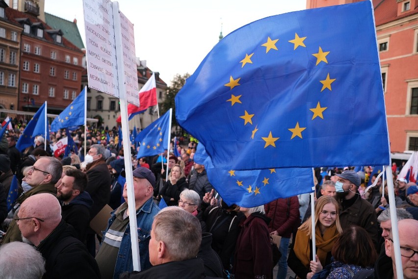 Wielka demonstracja poparcia dla Polski w Unii Europejskiej. Zwolennicy opozycji i Polski w UE stawili się na placu Zamkowym