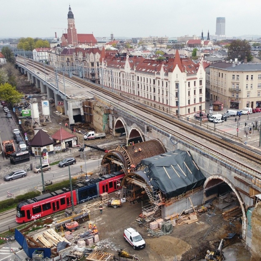 Postępują prace związane z rozbudową wiaduktu kolejowego nad...