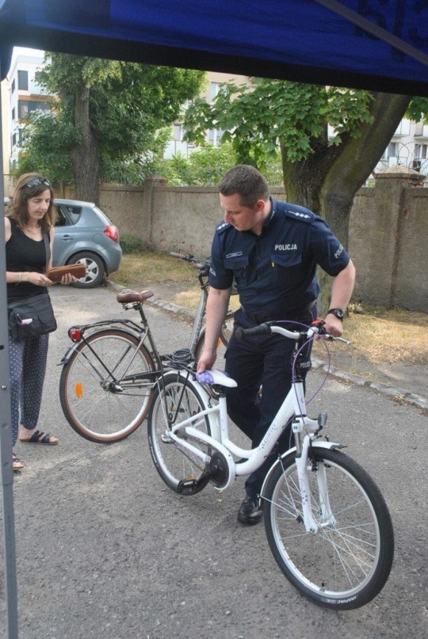 Akcje znakowania rowerów prowadzą policjanci w całym kraju....