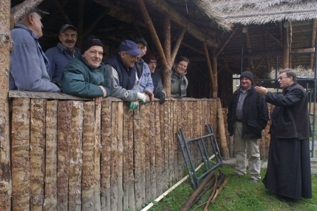 Parafianie pod wodzą ks. Pawła Hubczaka budują Strumieńskie Betlejem