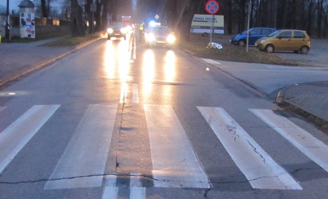 Policjanci z oświęcimskiej komendy apelują po raz kolejny do kierowców o zachowanie ostrożności w rejonie przejść dla pieszych