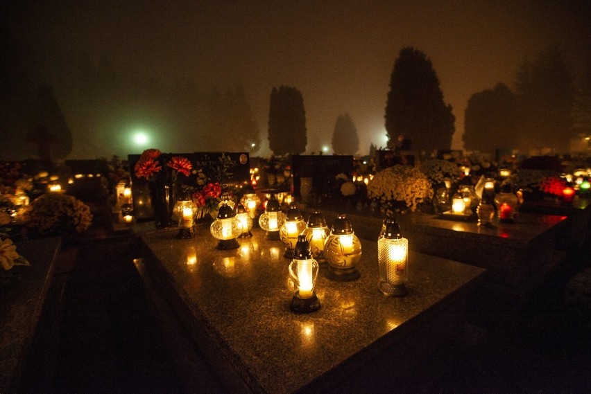 Rozświetlony zniczami cmentarz w Grębałowie robi niezwykłe wrażenie [ZDJĘCIA]