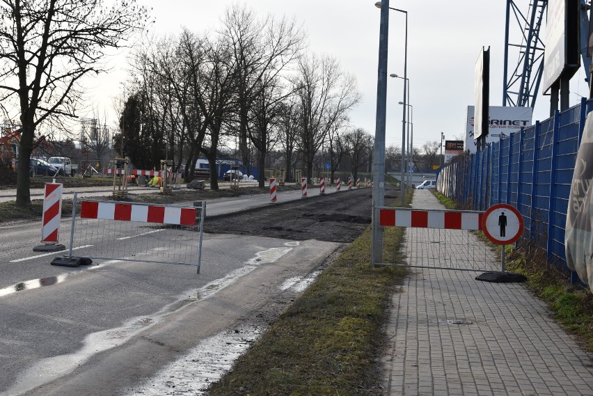 Ulica Czerwonych Klonów na wysokości stadionu od ulicy...