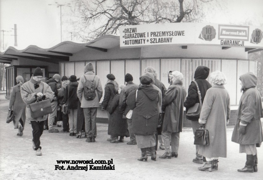 Kolejki kiedyś miewaliśmy różne. Ta na przykład stała 30...