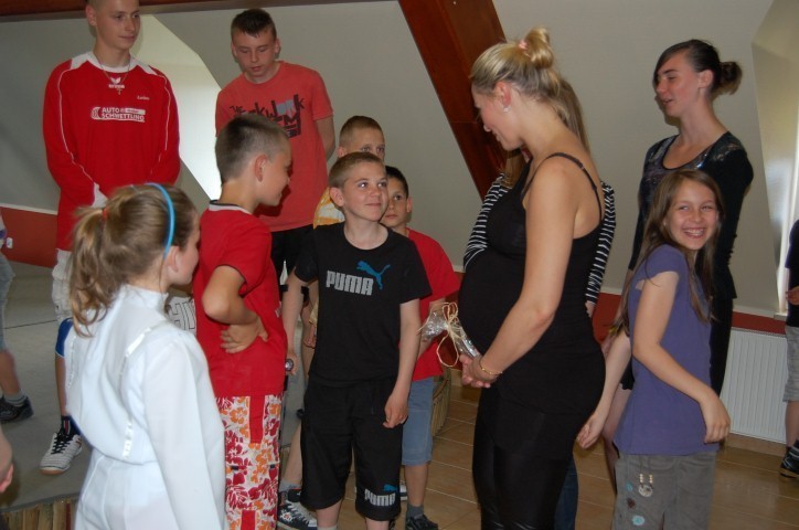 Sylwia Gruchała w Domu Dziecka w Kartuzach - akcja &quot;Królowie sportu dzieciom&quot;
