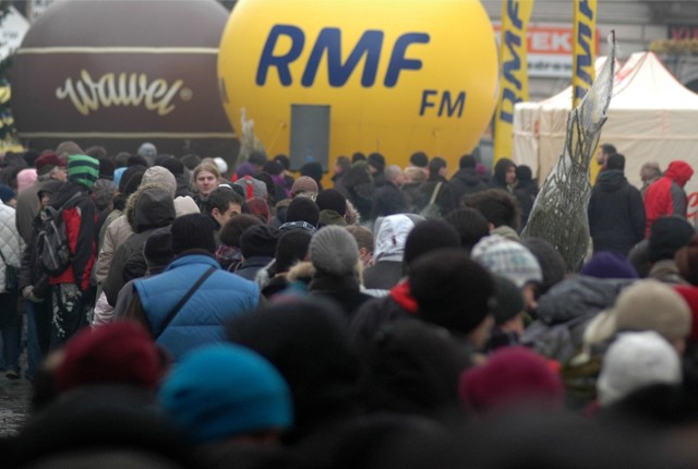 Akcja rozdawania choinek od RMF zawsze cieszy się wielką popularnością wśród ludzi