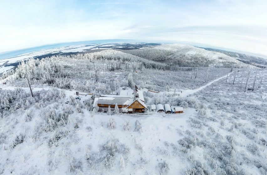 Górski Dom Turysty pod Biskupią Kopą w zimowej scenerii