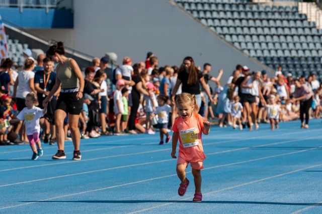 Rozgrywanym zawodom biegowym towarzyszył rodzinny piknik sportowy, z szeregiem atrakcji, takich jak konkurencje sprawnościowe, zabawy z piłką, skok w dal, pchnięcie kulą, slalomy, konkurencje rzutowe, mecze piłki nożnej i koszykówki.