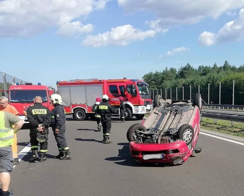 W niedzielę, 11 sierpnia, na drodze S3 dachował fiat panda