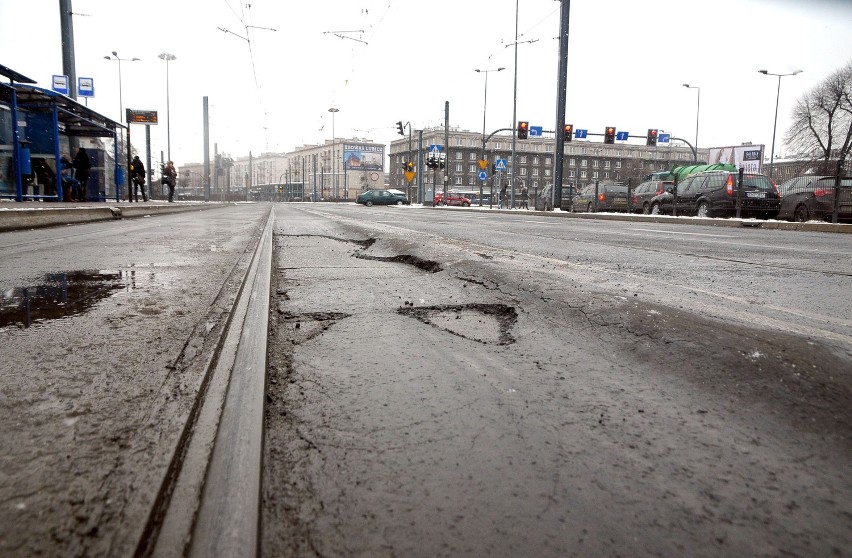 Dziury na torowisku przy ul. Grzegórzeckiej znikną wiosną.