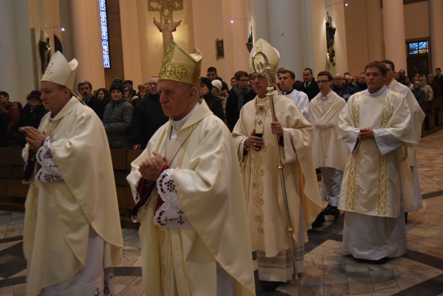 Wielki Czwartek: Obrzęd obmycia stóp w katedrze Chrystusa Króla w Katowicach