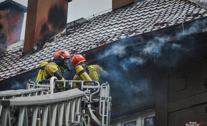 Pożar poddasza na ul. Przemysłowej w Jaworznie. Z budynku ewakuowano cztery rodziny
