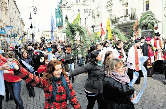 Młodzież z palmami wyruszyła w marszu dla Jezusa spod kościoła pw. Zesłania Ducha Świętego na placu Wolności w Łodzi.