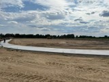 Trwa budowa nowego boiska w Goszczanowie. Inwestycja za ponad 4,5 mln zł ZDJĘCIA