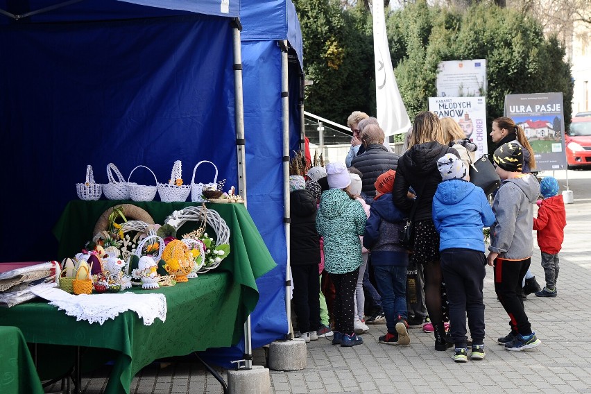 Przy Jasielskim Domu Kultury odbył się jarmark wielkanocny [GALERIA]